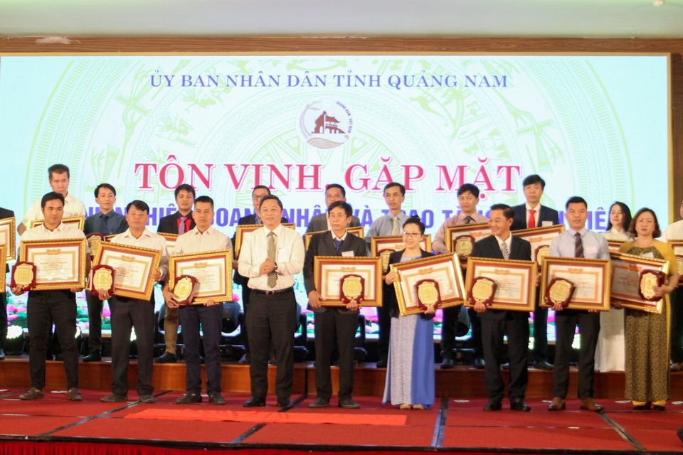 Quảng Nam vinh danh 114 doanh nghiệp và 76 doanh nhân tiêu biểu - 1 Quảng Nam vinh danh 114 doanh nghiệp và 76 doanh nhân tiêu biểu - 1