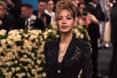 Sự thật về trang phục gợi cảm bị "ném đá" của Lisa tại Met Gala