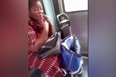 Người phụ nữ tranh thủ cạo râu trên tàu