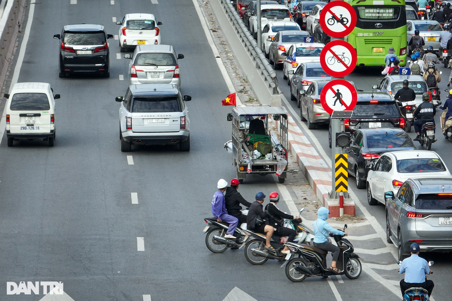 Hàng loạt xe máy quay đầu chạy, né CSGT ở đường vành đai 2 trên cao - 9