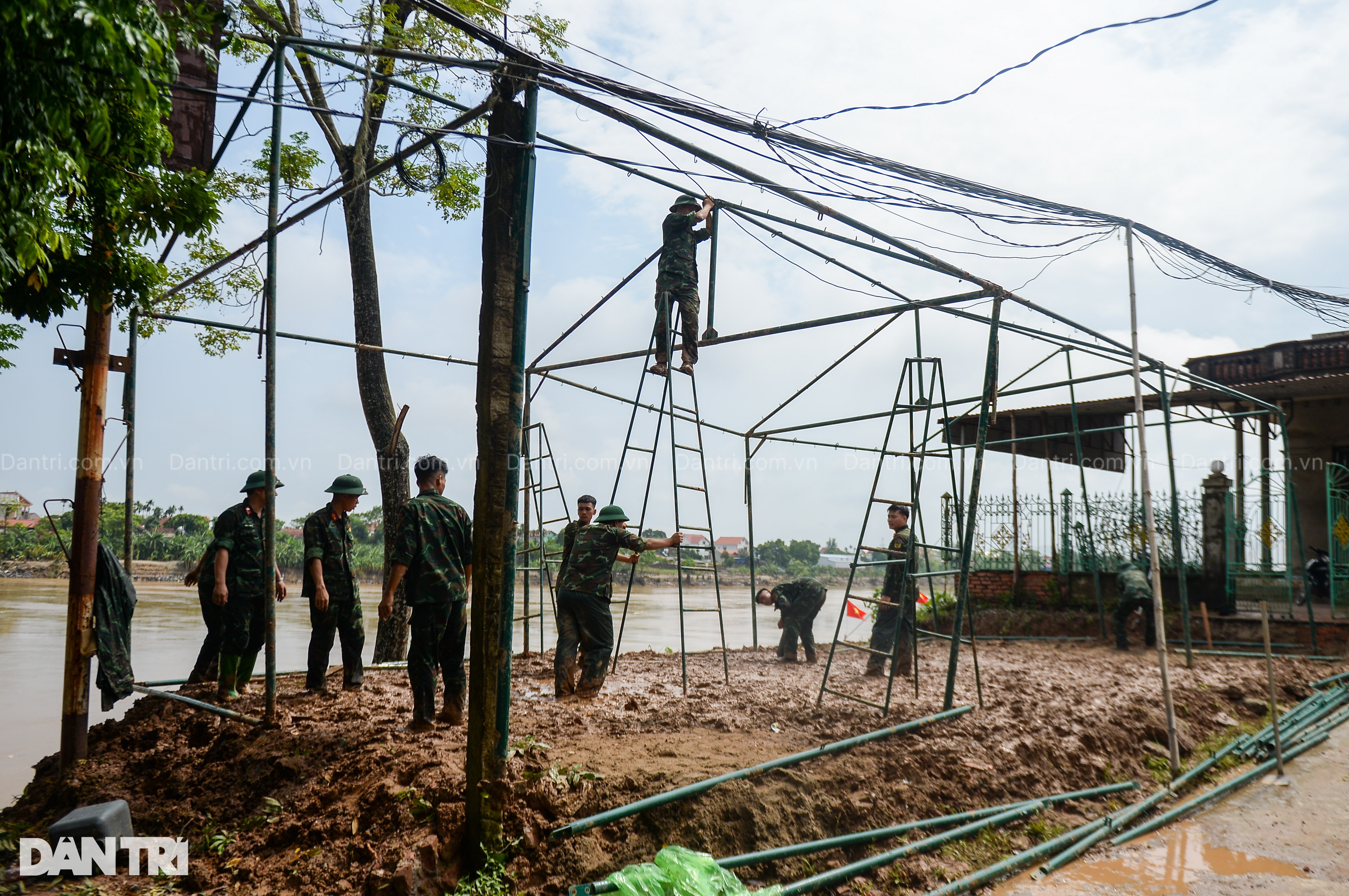Quân đội tiến hành những bước đầu tiên để lắp cầu phao thay cầu Phong Châu - 7 Quân đội tiến hành những bước đầu tiên để lắp cầu phao thay cầu Phong Châu - 7