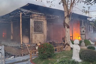 Dập tắt đám cháy ở chùa Phật Quang