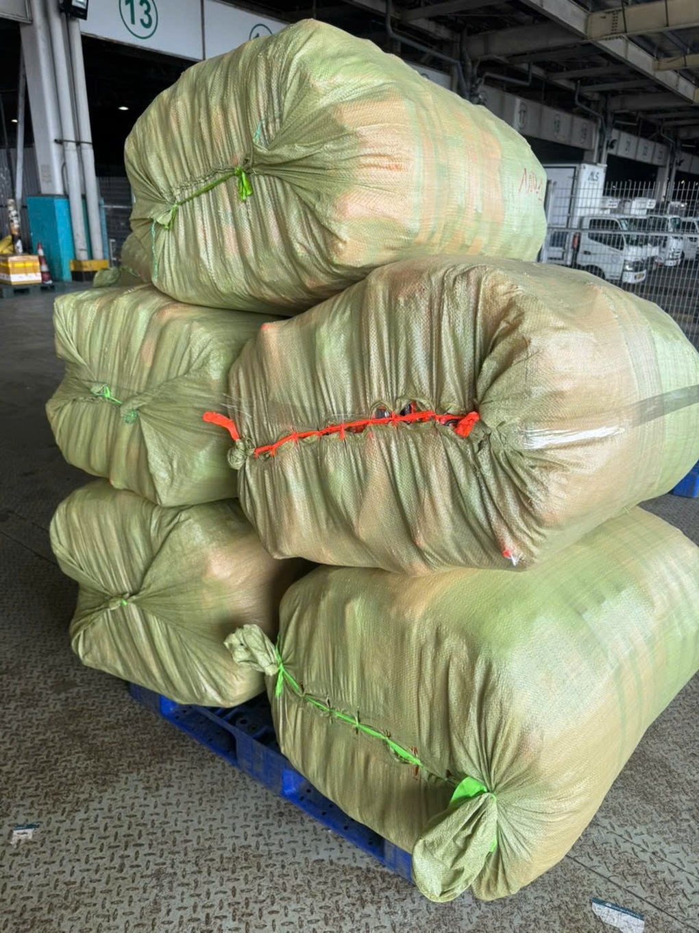 Người dân TPHCM tập kết áo phao, lương khô đi bay ra Bắc cứu trợ vùng lũ - 2 Người dân TPHCM tập kết áo phao, lương khô đi bay ra Bắc cứu trợ vùng lũ - 2