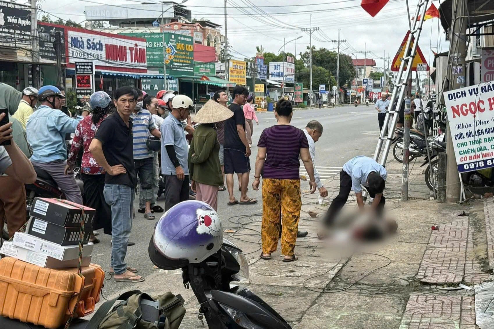 Nghi bị điện giật, người đàn ông rơi từ trụ điện xuống đất ở Đồng Nai - 1