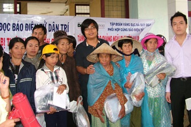 Trao 300 phần quà cho đồng bào miền Trung