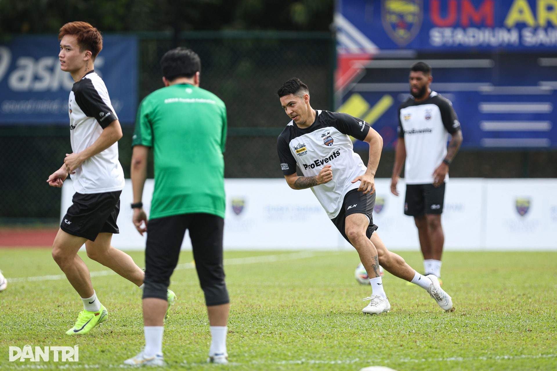 Thầy trò Kim Sang Sik hừng hực khí thế chờ đối đầu Man Utd - 6 Thầy trò Kim Sang Sik hừng hực khí thế chờ đối đầu Man Utd - 6