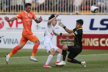 Văn Toàn rực sáng giúp đoàn quân HLV Kiatisuk giành 3 điểm