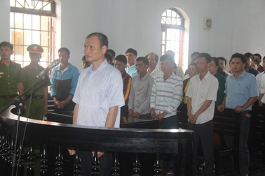 Bị vu lấy trộm tiền, chồng chém vợ rồi cứa cổ tự tử