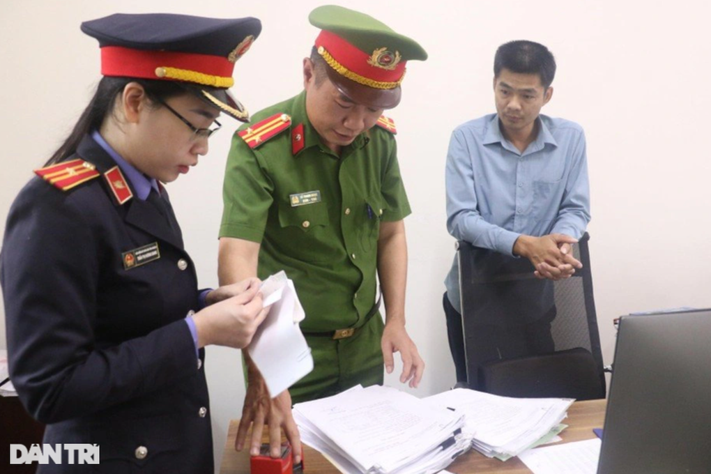 Cán bộ quản lý dự án huyện bị bắt vì lập khống hồ sơ, chiếm đoạt tiền - 2 Cán bộ quản lý dự án huyện bị bắt vì lập khống hồ sơ, chiếm đoạt tiền - 2