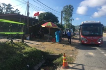 Bỏ 4 người Trung Quốc tại chốt kiểm dịch, 2 đối tượng phóng ô tô chạy trốn