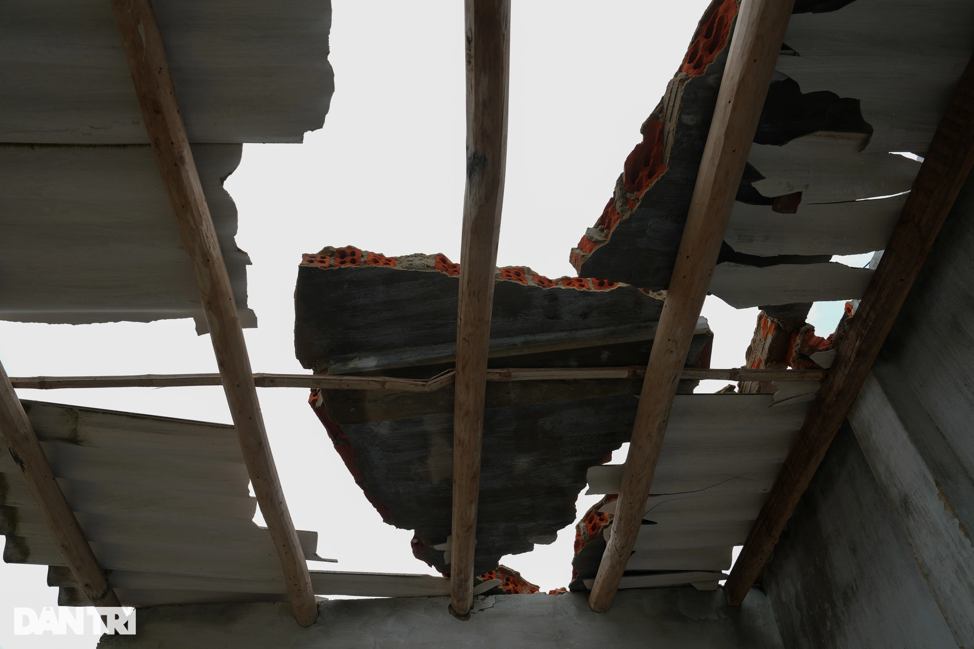 Người phụ nữ khóc hết nước mắt khi căn nhà bị bão Noru đánh sập - 11 Người phụ nữ khóc hết nước mắt khi căn nhà bị bão Noru đánh sập - 11