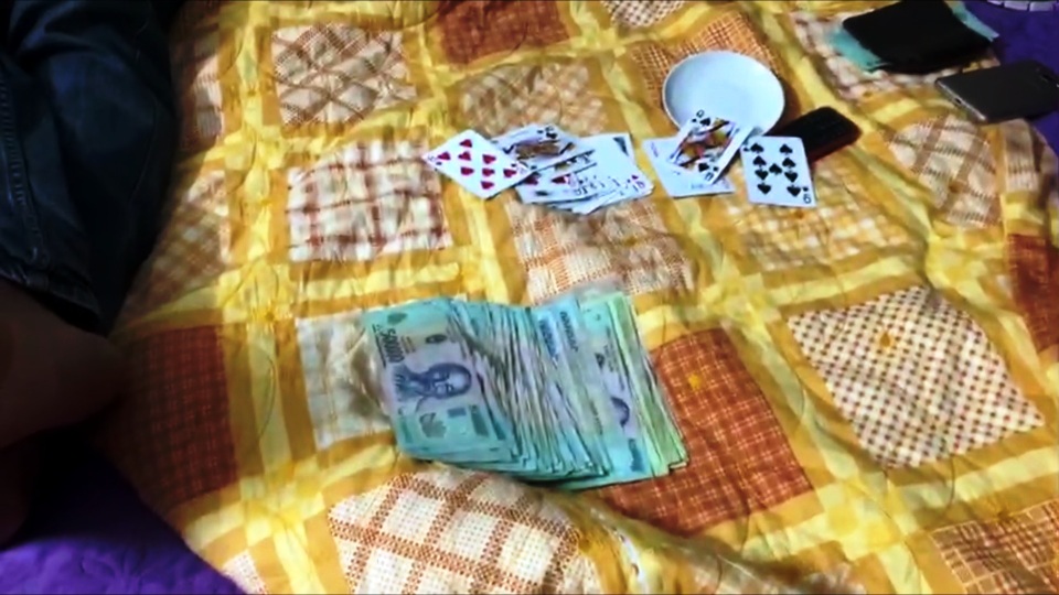 Liên tiếp triệt phá các sới bạc trong mùa dịch - 2 Liên tiếp triệt phá các sới bạc trong mùa dịch - 2