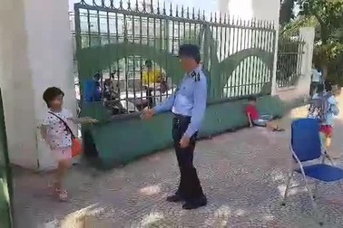 Bác bảo vệ bắt tay học sinh ở Trường tiểu học Lê Lợi, Hà Nội.