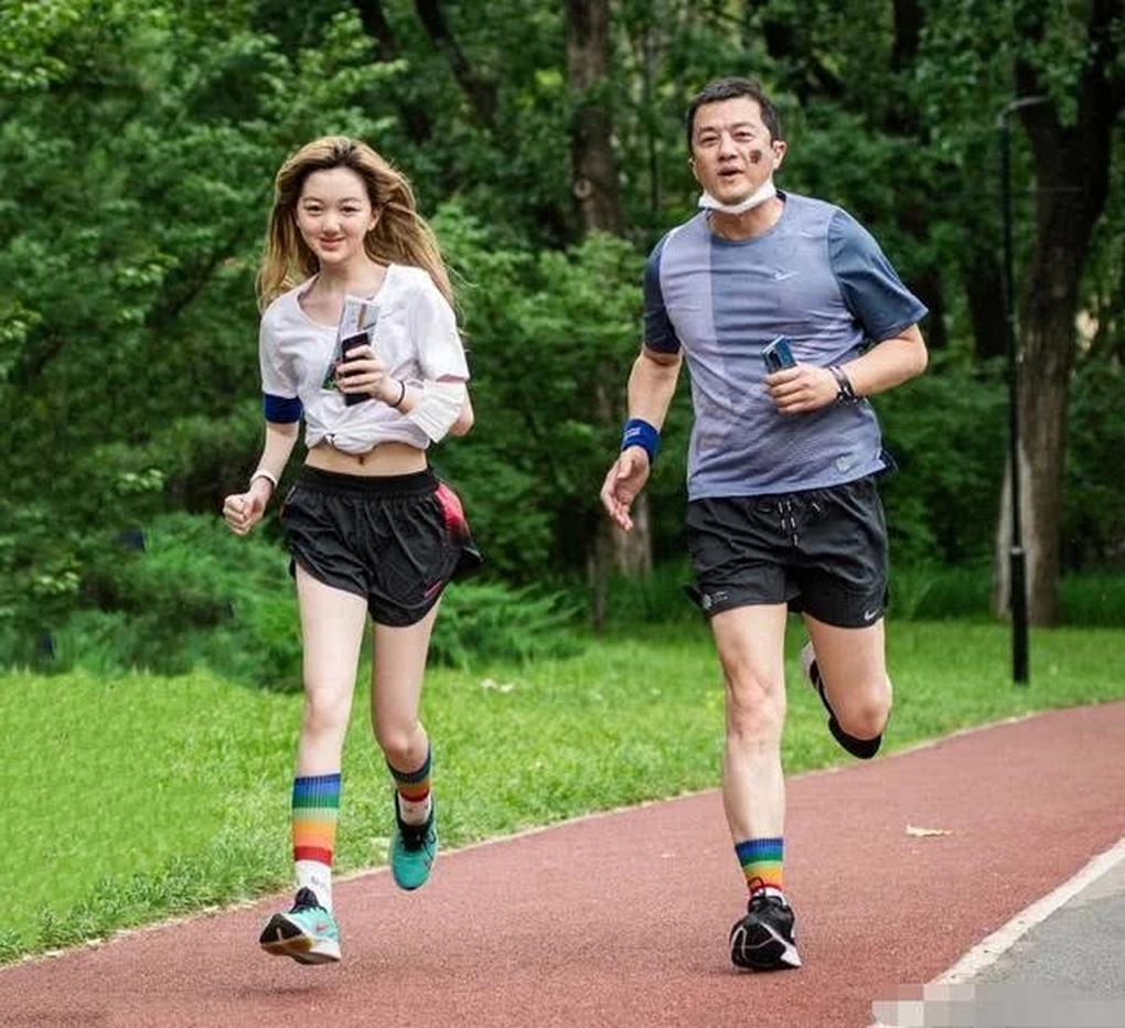 Hé lộ mối quan hệ giữa con gái Vương Phi và vợ mới của Lý Á Bằng - 3 Hé lộ mối quan hệ giữa con gái Vương Phi và vợ mới của Lý Á Bằng - 3
