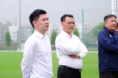 Chủ tịch CLB Hà Nội động viên toàn đội trước trận derby Thủ đô (nguồn video: CLB Hà Nội)