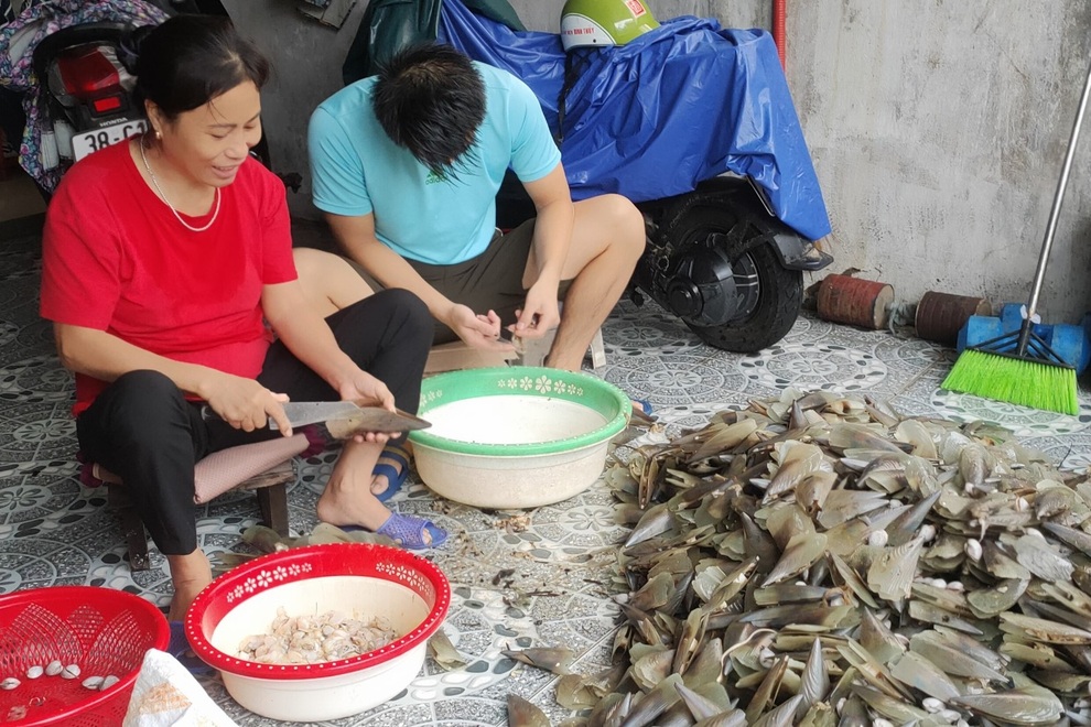 Hàng trăm người dân dầm mưa rét, cướp sóng vớt lộc trời - 3 Hàng trăm người dân dầm mưa rét, cướp sóng vớt lộc trời - 3