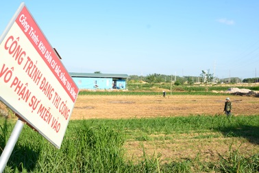 Phóng viên bị cản trở tác nghiệp, phó chủ tịch huyện bảo “đang bận”