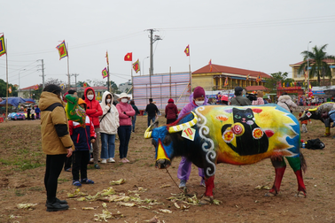 Họa sĩ thi tài trên thân trâu đầu năm mới Quý Mão 2023
