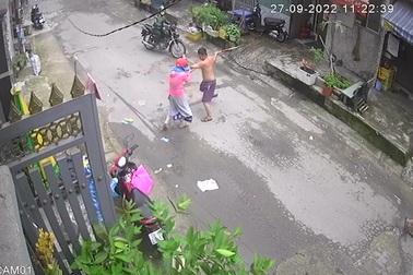 Xôn xao clip bảo vệ dân phố cầm gậy đánh phụ nữ ở TPHCM