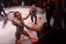 Trận đấu kỳ lạ ở Ba Lan: Ba võ sĩ "quây đánh" một đối thủ đến ngất xỉu