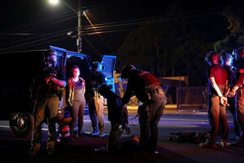 100 ngày biểu tình sắc tộc bùng phát, cảnh sát Mỹ hứng bom xăng - 6 100 ngày biểu tình sắc tộc bùng phát, cảnh sát Mỹ hứng bom xăng - 6