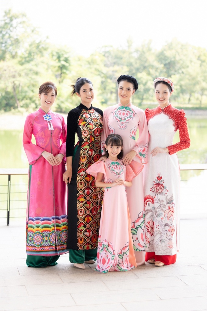 Hoa hậu Áo dài Phí Thùy Linh (ngoài cùng bên trái) cũng góp mặt tại sự kiện.