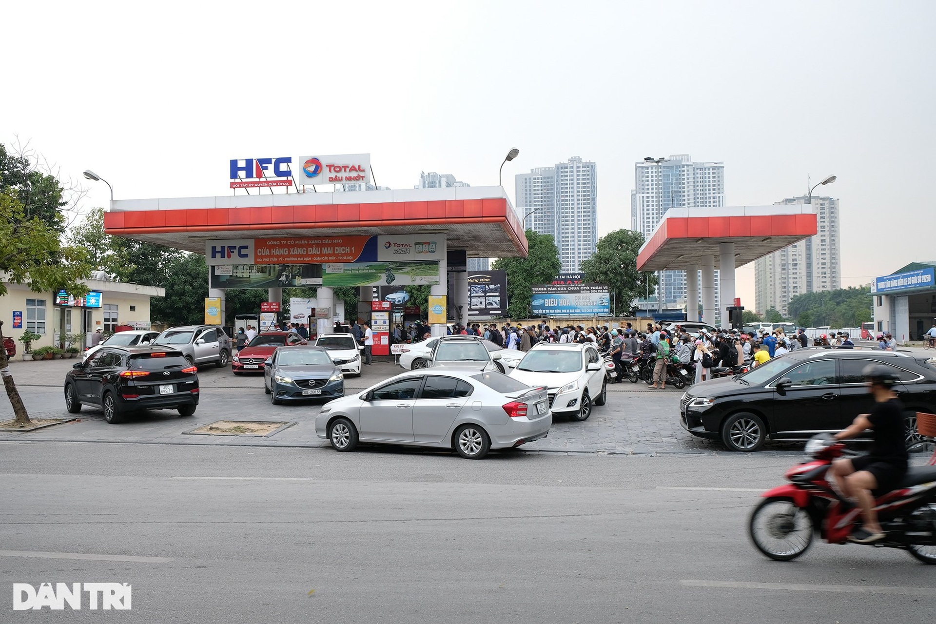 Mặc kệ giá xăng tăng, nhiều cây xăng ở Hà Nội vẫn đóng cửa im lìm - 9 Mặc kệ giá xăng tăng, nhiều cây xăng ở Hà Nội vẫn đóng cửa im lìm - 9