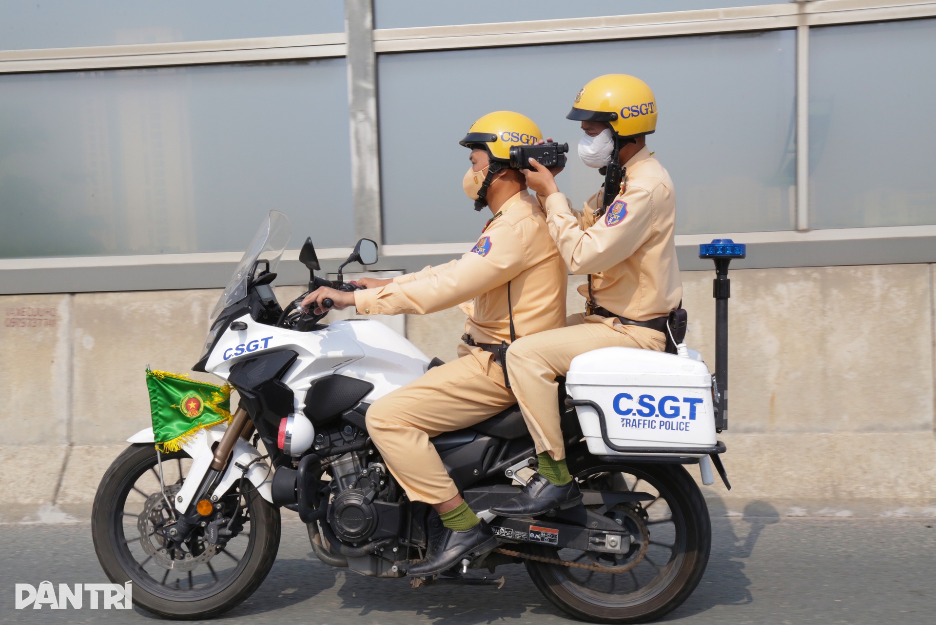 CSGT đi mô tô, dùng camera ghi hình tài xế đi vào làn khẩn cấp Vành đai 3 - 2
