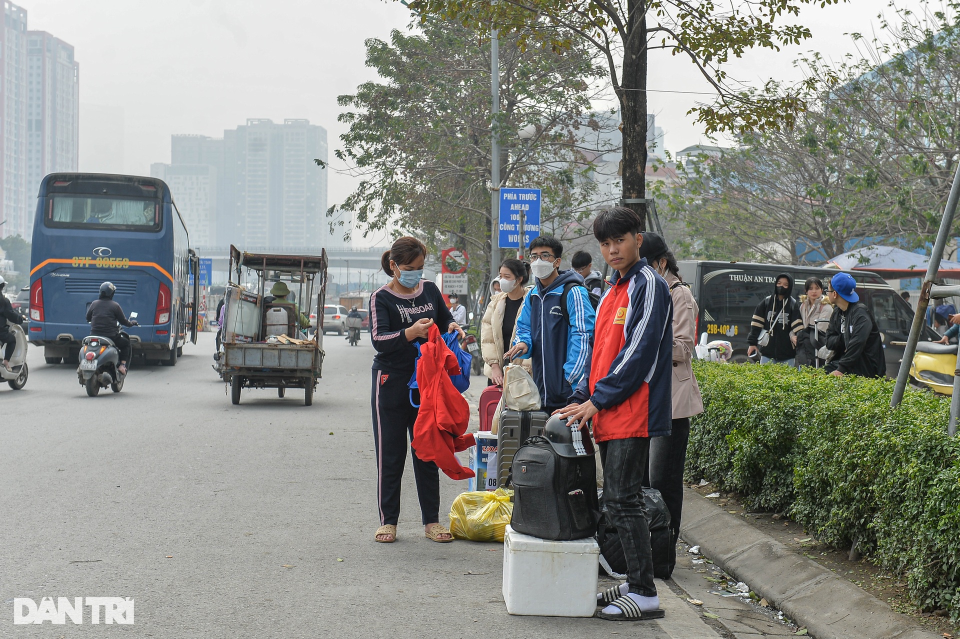 Người dân lỉnh kỉnh đồ về quê nghỉ Tết, nhiều tuyến đường Hà Nội tắc cứng - 7