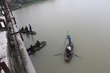 Nam sinh lớp 11 nhảy sông tự tử trên đường đến trường