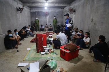 Vây bắt 27 con bạc trong căn hầm xây bí mật giữa đồi vắng