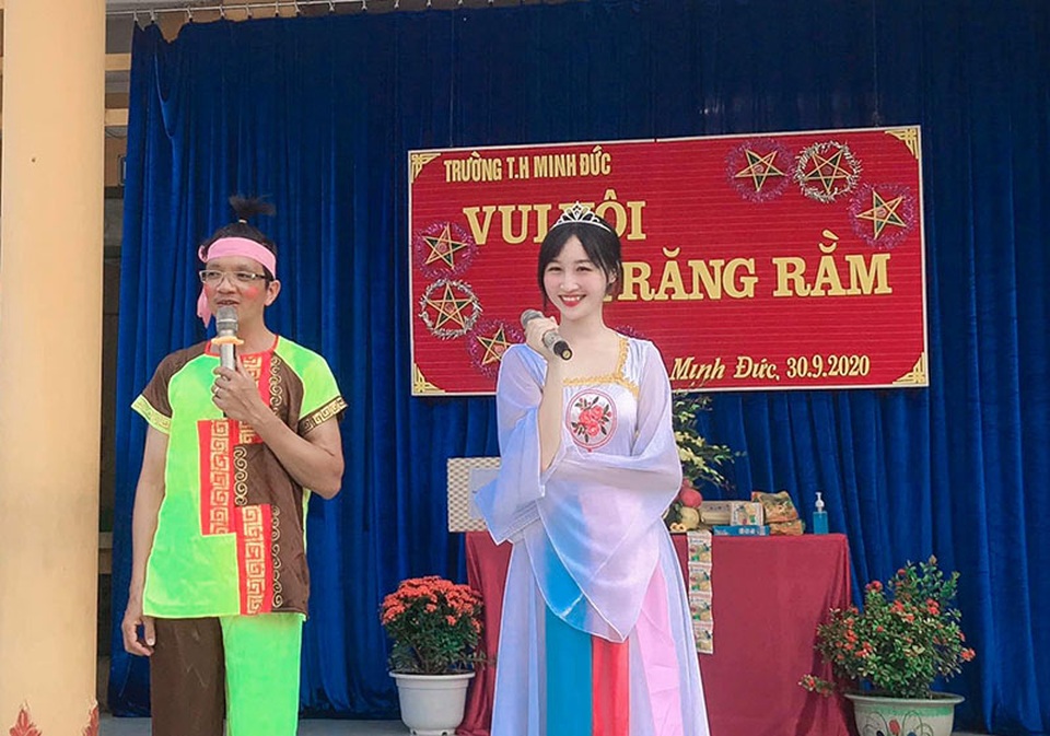 Cô giáo bỗng nổi tiếng khi hóa thân thành “chị Hằng” dịp Trung thu - 1 Cô giáo bỗng nổi tiếng khi hóa thân thành “chị Hằng” dịp Trung thu - 1