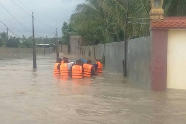 Vất vả chạy lũ sau bão số 9