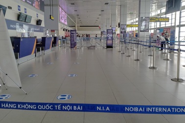 Sốc vì Covid: 79.000 hành khách "tháo chạy", sân bay không một bóng người!