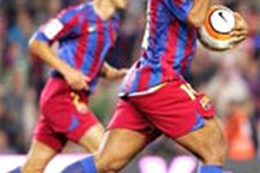 Ronaldinho chỉ cách kỷ lục... 1 bàn thắng