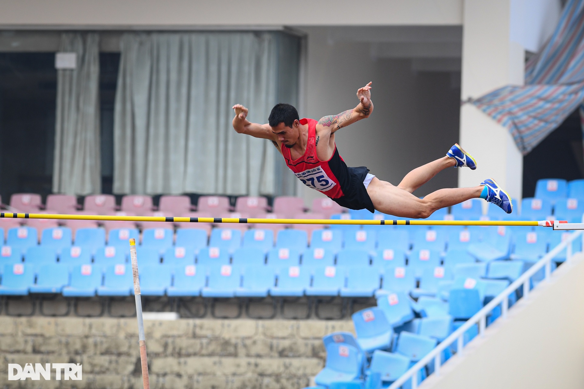Ông hoàng đi bộ Nguyễn Thành Ngưng phá kỷ lục quốc gia cự ly 20.000m - 8