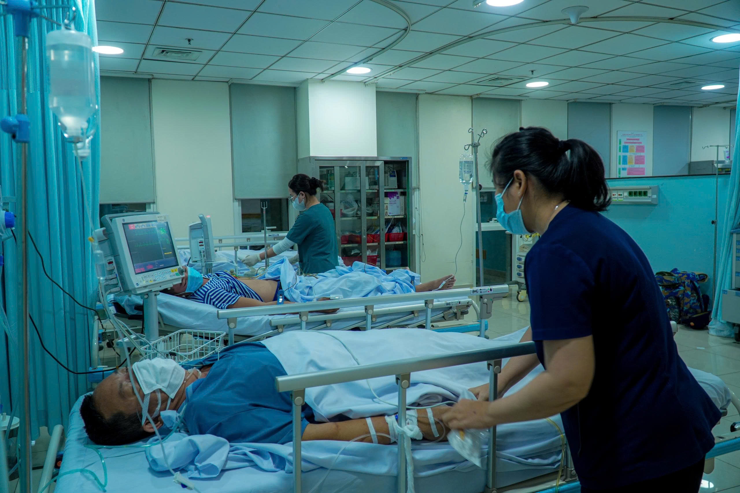 Trực thăng cấp cứu xuyên đêm, xé bão đưa người bệnh về đất liền - 1