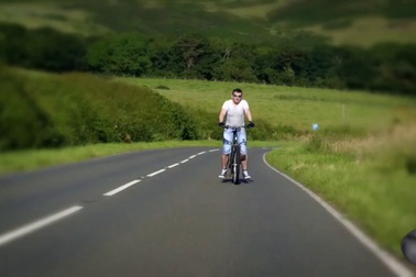 Kỳ lạ những con dốc “phản trọng lực” khiến các phương tiện trôi ngược