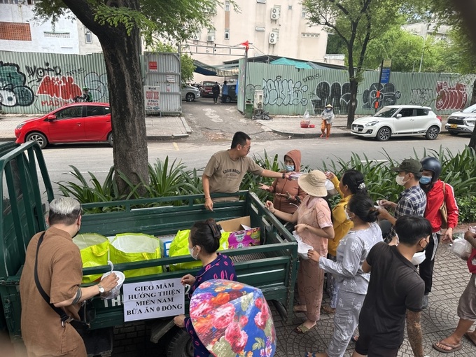Thành phố Hồ Chí Minh dành gần 50 tỷ đồng chăm lo, hỗ trợ người cao tuổi, trẻ em mồ côi và những đối tượng có hoàn cảnh khó khăn trên địa bàn.