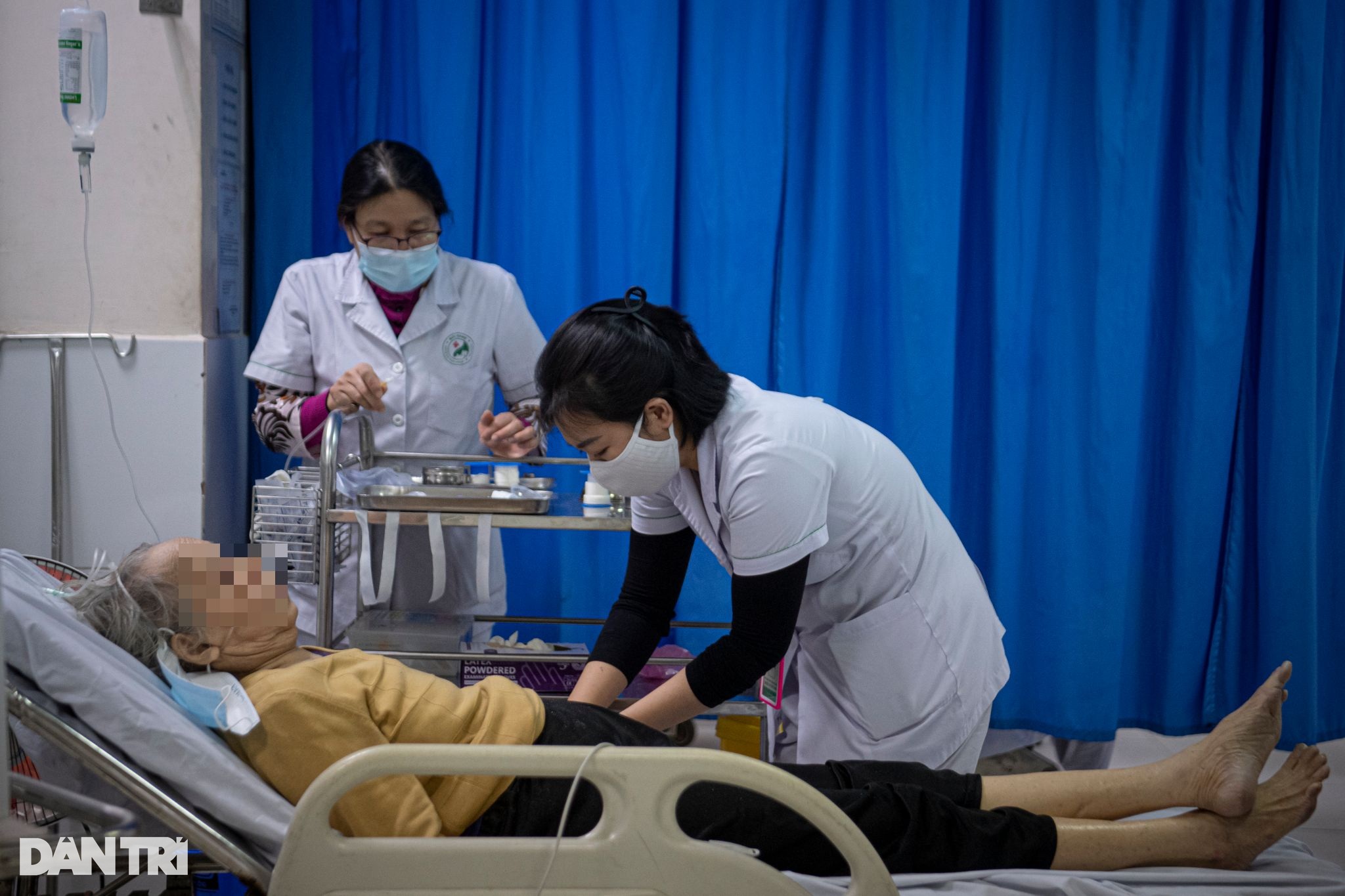 Đêm trắng cấp cứu: Chân không nghỉ, đèn không tắt trên đường đua sinh mệnh - 2 Đêm trắng cấp cứu: Chân không nghỉ, đèn không tắt trên đường đua sinh mệnh - 2