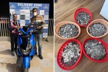 Người đàn ông vác bao tải tiền xu tiết kiệm đi mua xe máy