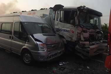 Khói mù mịt gây tai nạn liên hoàn trên cả 2 hướng cao tốc TPHCM - Dầu Giây