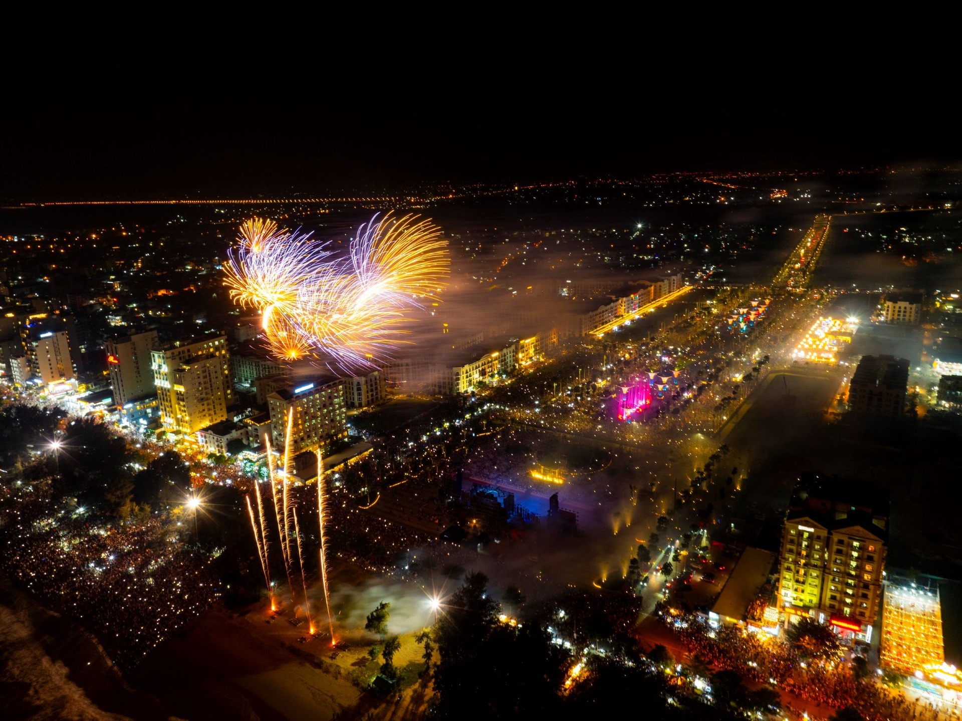 Mar de gente viendo los fuegos artificiales en la noche inaugural del turismo de playa de Sam Son - 6