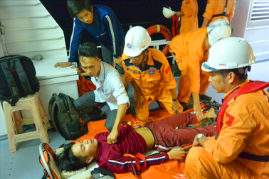 Vượt hơn 200 hải lý đi cứu ngư dân bị tai biến ở vùng biển Hoàng Sa