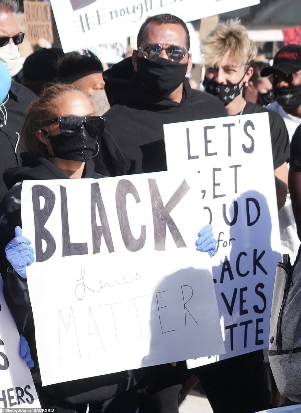 Jennifer Lopez đeo khẩu trang đi biểu tình - 2
