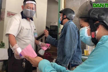 Ngày đầu người dân Đà Nẵng mang thẻ đi chợ