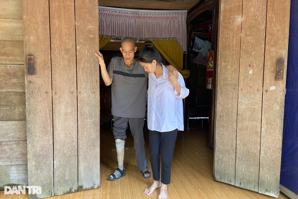 Mẹ bỏ đi, nữ sinh nghèo chăm bố bệnh tật, bà già yếu - 5 Mẹ bỏ đi, nữ sinh nghèo chăm bố bệnh tật, bà già yếu - 5