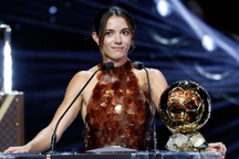 Nữ cầu thủ xinh đẹp tạo nên điều không tưởng khi giành Quả bóng vàng