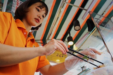 Bỏ việc lương ngàn đô mở quán gỏi ốc, cặp đôi thu trăm triệu đồng mỗi tháng