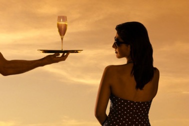 Quý bà ra phố “săn” trai lạ